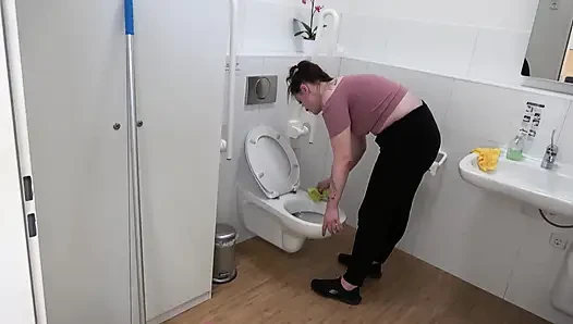 Zonklayan yarağıyla ıslak amcığımı iddia ediyor