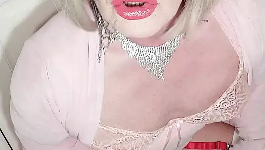 Kadın kılıklı pembe travesti