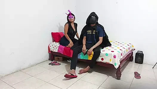 Aldatılan adam birbirini terk ediyor ve birbirleri için mastürbasyon yapıyor