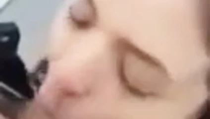 Laurita me da unas mamadas en la oficina