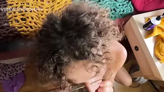 Üvey annenin yüzüne büyük bir boşalma ve sert dağınık anal seks! Bu süper dağınık bir anal seans! İnanılmaz anal..