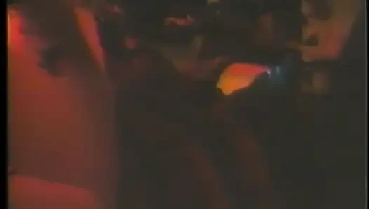 Seksi fahişeler iyi sürtükler gibi dizlerinin üzerinde yarak emiyor