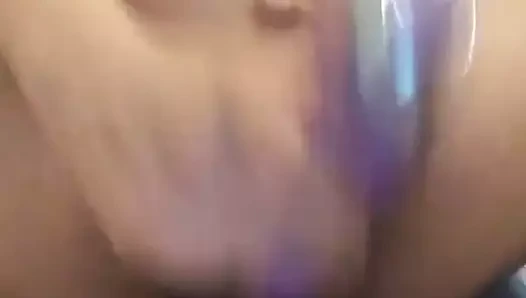 mama embarazada usa consolador