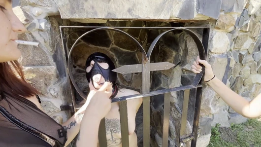 Dilindeki sigarayı söndür - Fransız köle kız kül tablası - sert lezbiyen