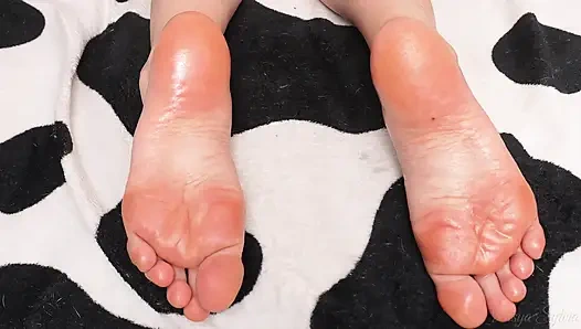 Tatlı ayak parmakları ve parıldayan ayak tabanları yağda!