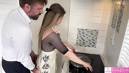 Sapık ev sahibi seksi ev hizmetçisi ile sikişiyor - sapık seks