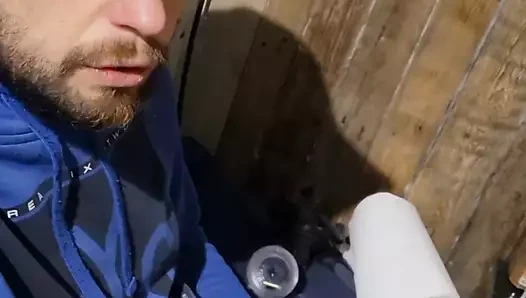 Boşalmaya yakın ve Fleshlight'a boşalıyor