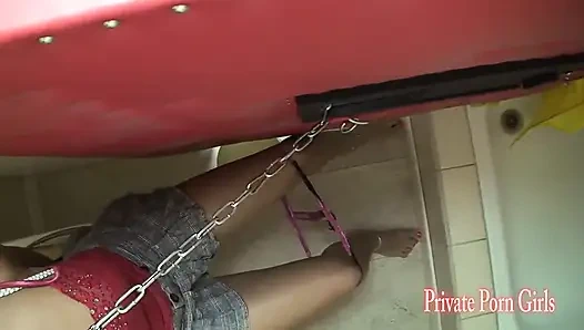 Сучка в цепях готова в туалете