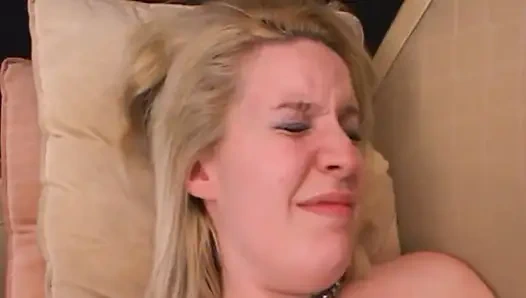 Bu kıvrımlı kız, tamirci tarafından amını eliyle siktiriyor ve beceriliyor