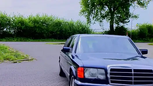 Ateşli hatun büyük göğüsler gırtlağına kadar alıyor ve meme sikişiyor