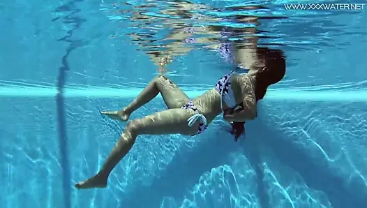 Andreina de luxe erotik sualtı şovunda