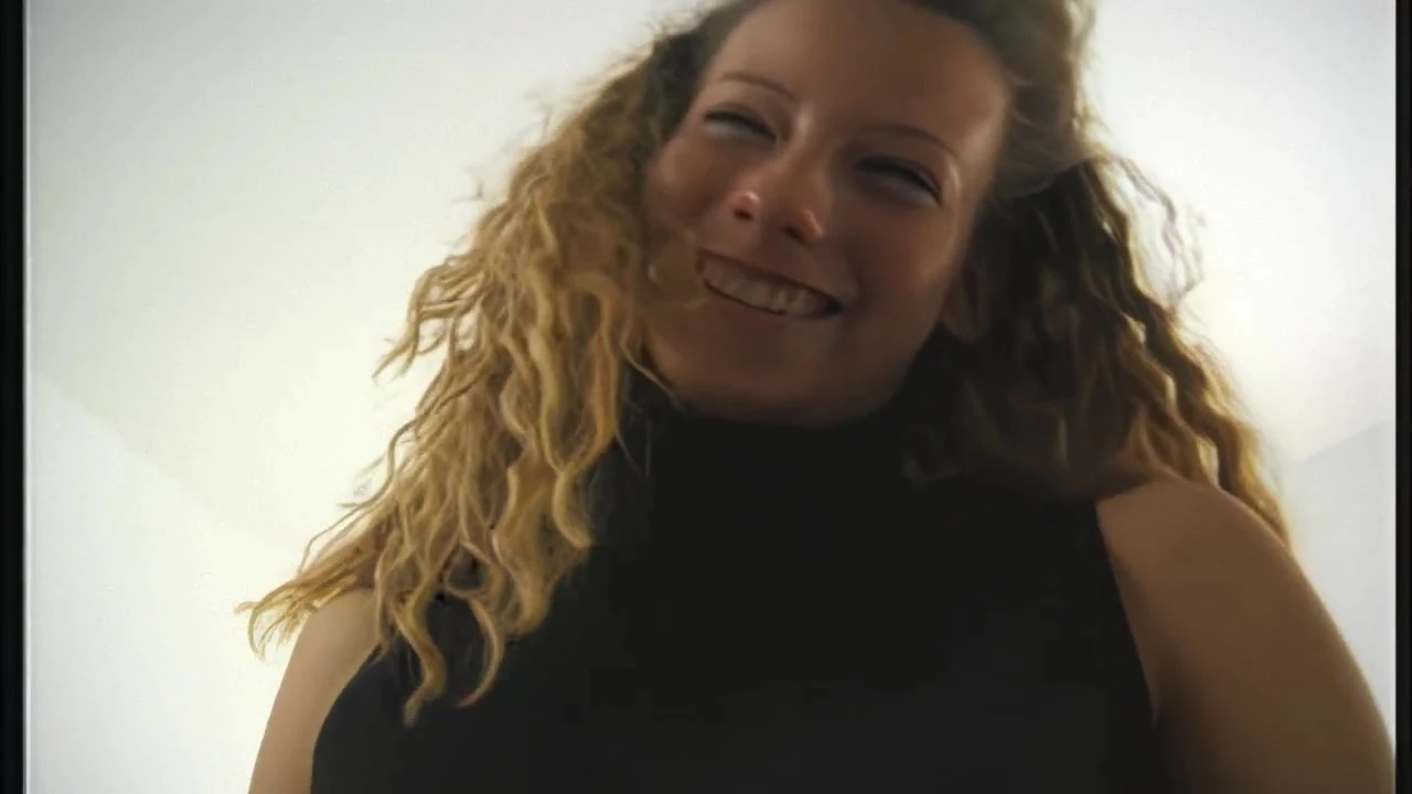 प्यारी कमसिन तुम्हें अपनी कामुक चूत दिखाती है