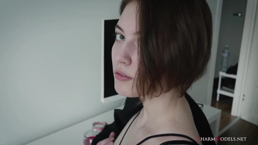 Seksi iç çamaşırı videosunda uzun bacaklı genç model lola