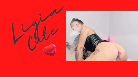 Ligia tüm minyon vücudunu gösteriyor ve çevrimiçi oyuncaklarla oynuyor, bazı videolar yaptıktan sonra heyecanlanıyor