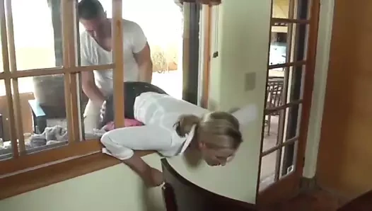 Sevimli milf sıkışmış içinde pencere ve becerdin tarafından 2 erkekler