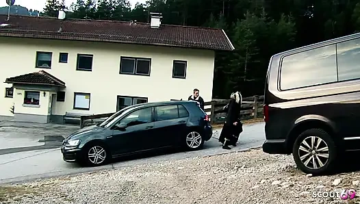 Alman sarışın olgun Julia Pink normal oğlanla gerçek kullanıcı randevusunda yarak emiyor ve göğüslerine boşaltıyor