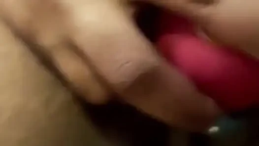 Yumurta vibratörüyle klitorisimi uyarıyor