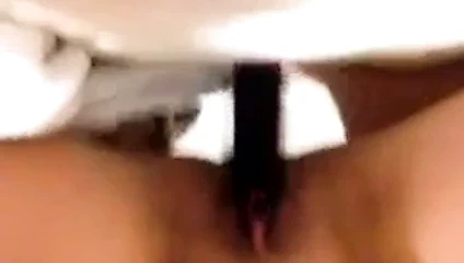 Si diverte con la spazzola