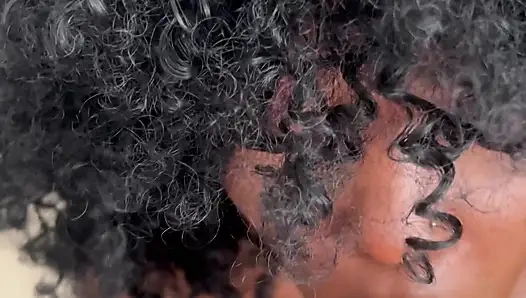 Küçük sürtük kız fışkırtıyor