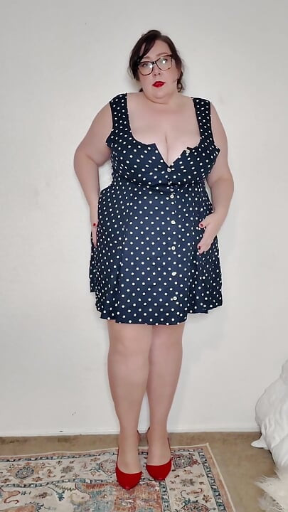Polka Dots Ve Çoraplı Ateşli Iri Güzel Kadın