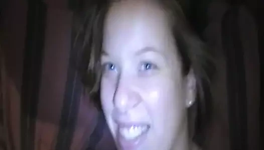 Aptal kız dölleniyor