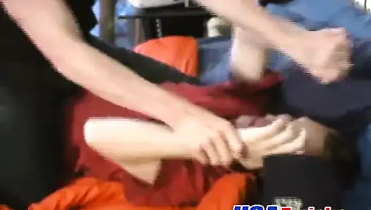 Seksi göt twink gets becerdin tarafından iki büyük çük sıska twinks