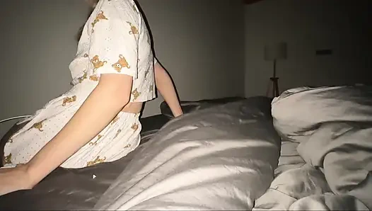 Sadece bir saat önce ona ilk kez bir kafede pasta muamelesi yaptım, ama şimdi götünden gelen pasta kokusunu alabiliyorum.