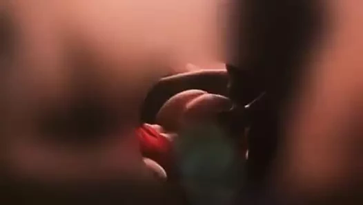 Kocası dışarıda çim keserken aldatan evli kadın büyük götünü parçalatıyor