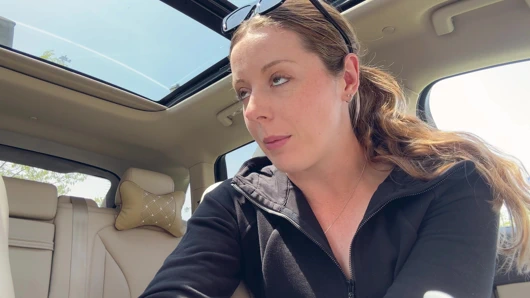 Arabamın arka koltuğunda pembe dildoyla mastürbasyon