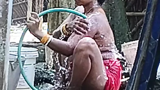 Hintli seksi hatun açık havada banyo yapıyor