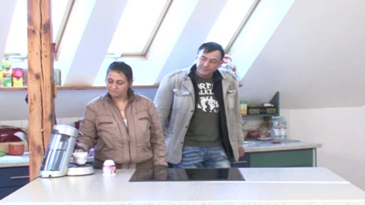 Amatör Alman evli kadın mutfakta sert sikiliyor