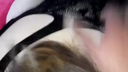 Aynada yeni oyuncağının tadını çıkarıyor