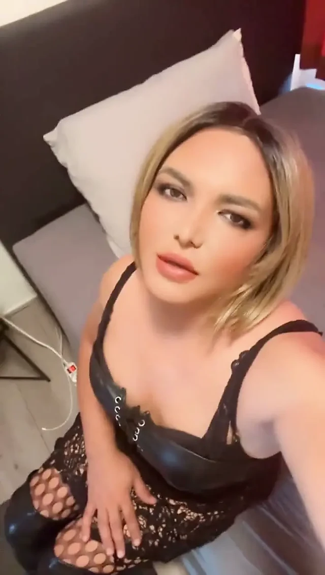 Bir kadın gibi giyindim, makyaj yaptım, nasıl istersin?