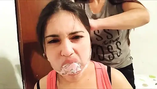 Ağzı tıkalı kız: üvey kızının ağzı maksimuma paketleniyor!