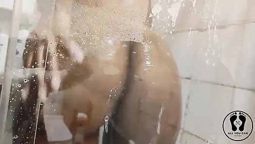 Ateşli zenci tam sabunlu duşta büyük götlü göğüslerine masaj yapıyor
