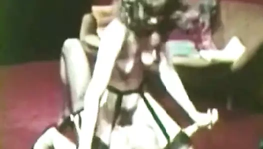 Lezbiyenler kirli seks oyunları oynuyor (1960'lar vintage)