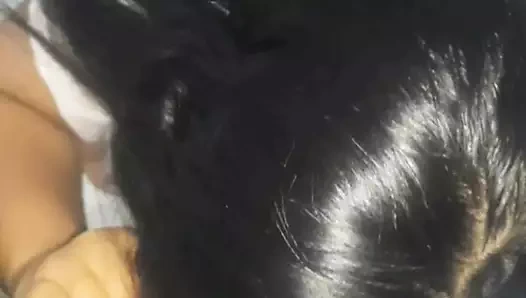 Hintli çift soyunma odasında sikişiyor ve eğleniyor genç çift sert Asyalı kıllı sıkı amcığı sikiyor