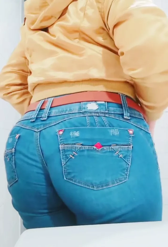 Делаю стриптиз-шоу в публичной ванной, я показываю свою