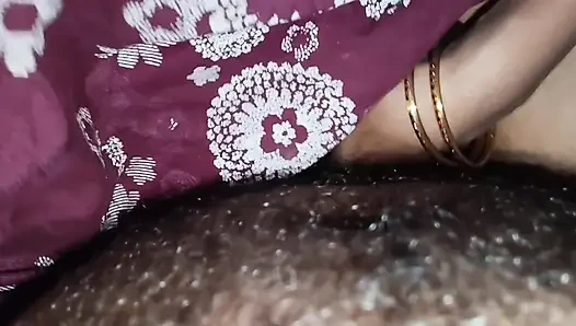 Hintli üvey kız kardeş döl yemek istiyor