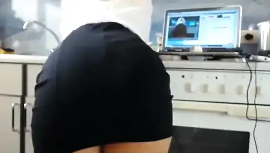 Sürtük sexydea canlı web kamerasında kendini parmaklıyor