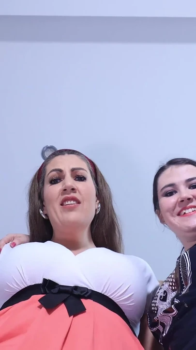 Büyük ayaklı dev kadın arkadaşlar 45 ve 42