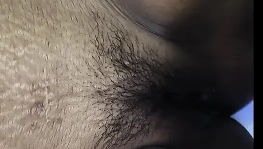 Ateşli yenge erkek arkadaşını evinde arayıp amını parmaklıyor ve tam zevk almak için amını sikiyor