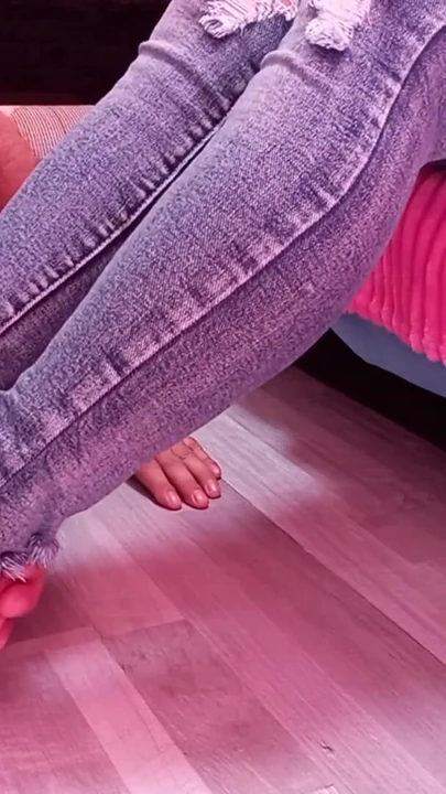 Ключевой момент из "Поклонение ступням для зрелой женщины-блондинки"