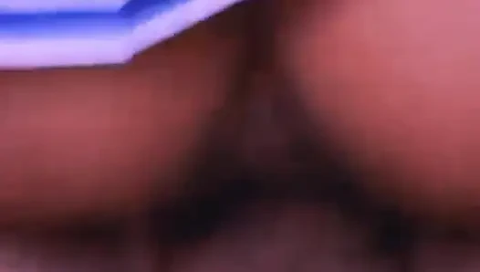 Mükemmel aldatan kız arkadaşının sert yarağının üstüne çıkıyor