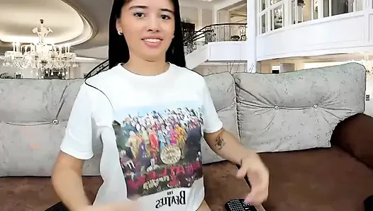Genç kız vücudunu gösteriyor ve dildo emiyor