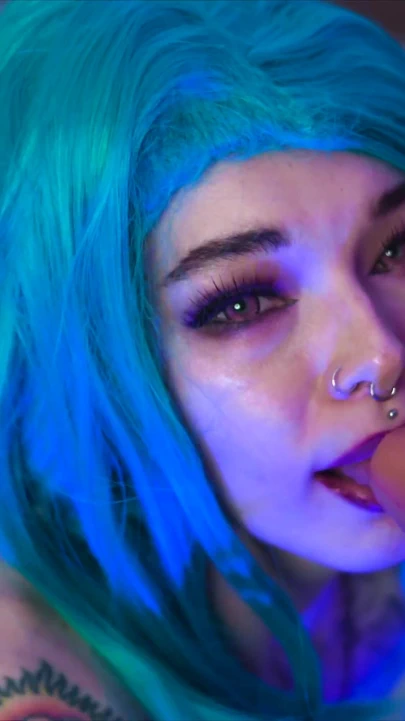 Slutty Jinx farklı dildolarla eğleniyor ve yüzüne boşaltıyor. Karneli Bandi