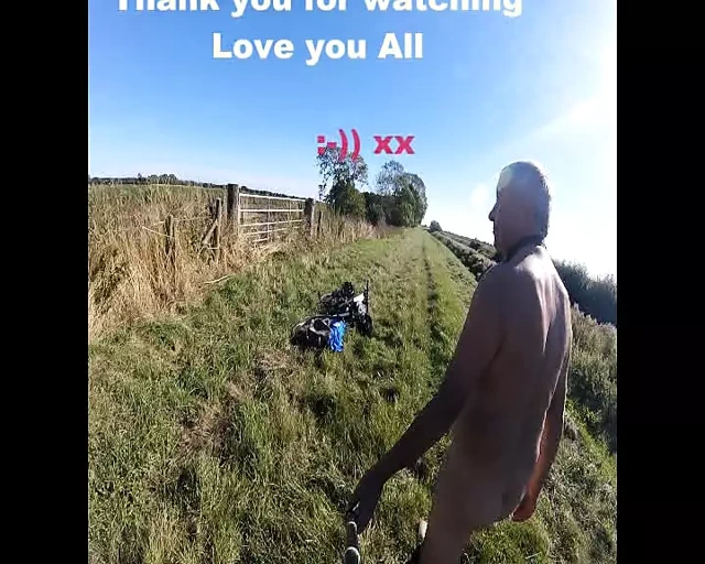 Bisikletimle çıplak yürüyüş