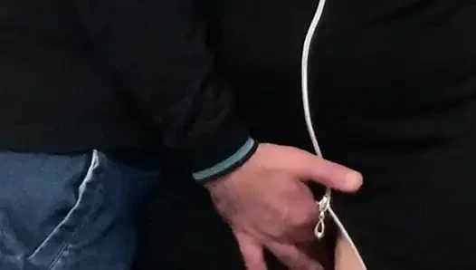 Halka açık metroda sürtüğün amını parmaklıyor