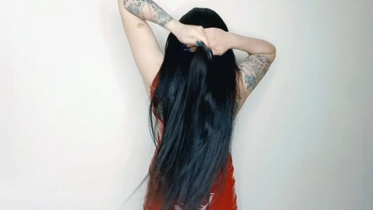 Muhteşem esmerlerle mastürbasyon yapmayı sevdiğini biliyorum. Uzun saç fetişi. Dominatrix nika uzun saçlarını tarıyor, onunla oynuyor