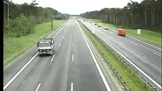 Amatör eş değiştirenler açık havada barda sikişiyor